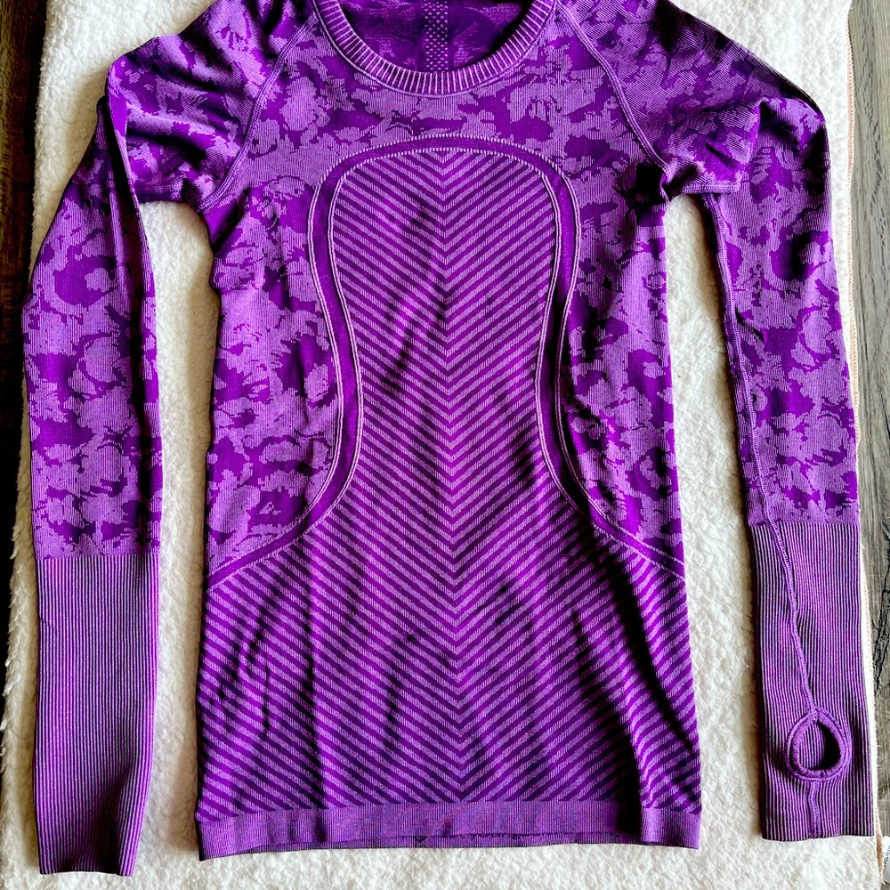 Lululemon Top, Size 4, barely worn. Great condition!